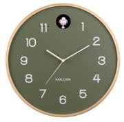 Runde Wanduhr von KARLSSON mit grünem Zifferblatt, weißen Zahlen und Zeigern, sowie einem Kuckuck oben. Frontalansicht.