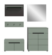 Modernes, matt salbeigrünes Möbel-Set mit Kommode/Schrank und niedrigem Sideboard mit schwarzen Griffleisten, dazu Wandregal, Garderobenleiste mit Haken und quadratischer Spiegel; Ansicht überwiegend frontal, teils leicht schräg von vorn.