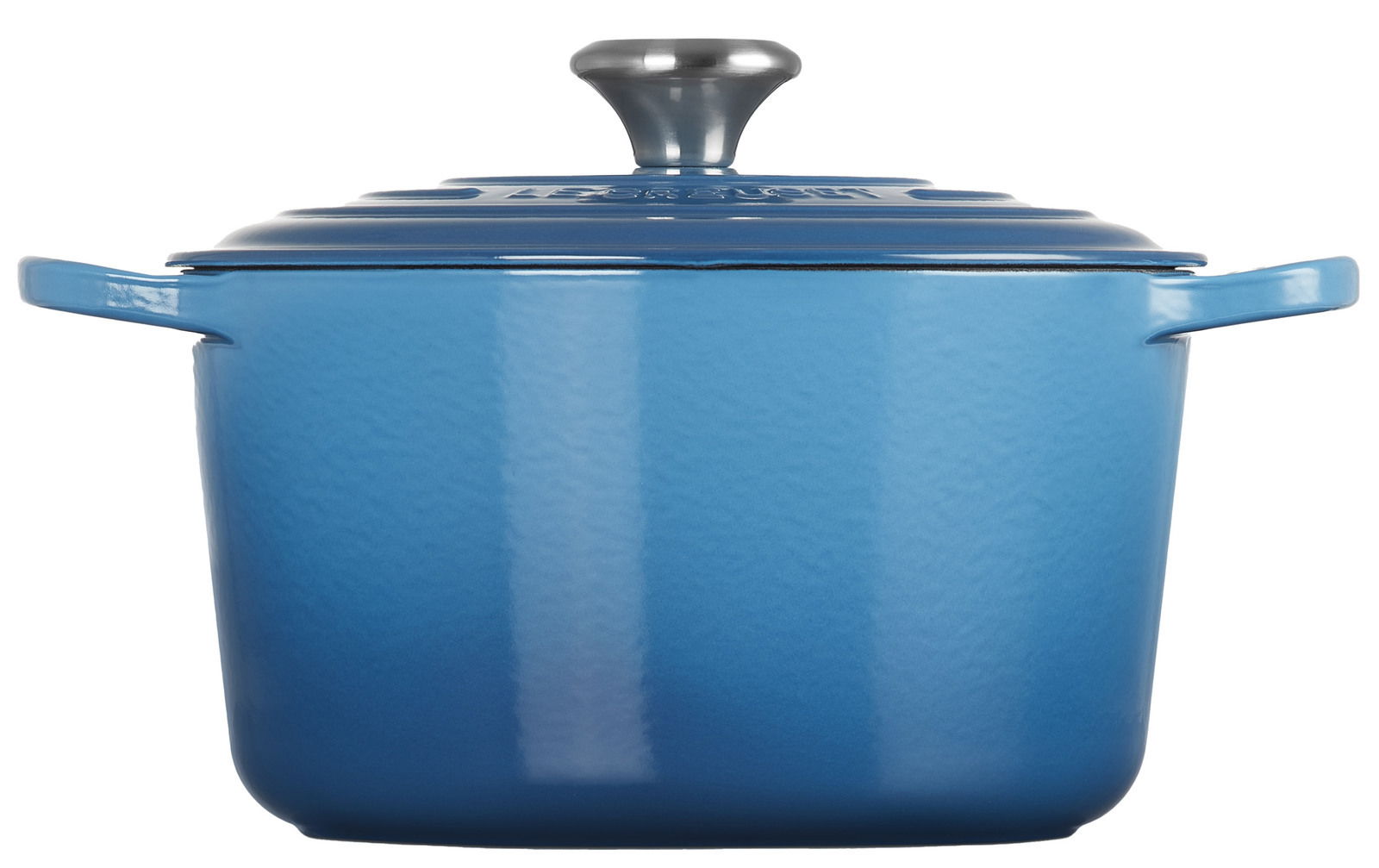 Blauer Bräter mit Deckel und Griffen, frontal fotografiert