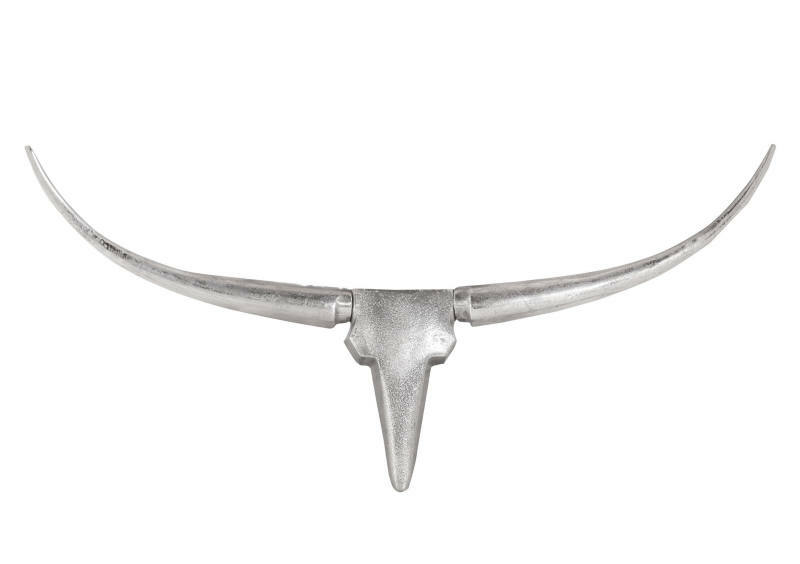 Silberne Wanddeko in Form eines Stierkopfes mit langen Hörnern, frontal abgebildet.