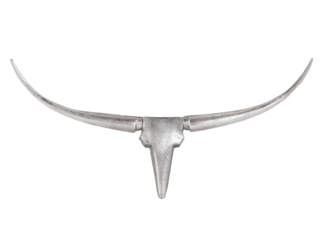Silberne Wanddeko in Form eines Stierkopfes mit langen Hörnern, frontal abgebildet.
