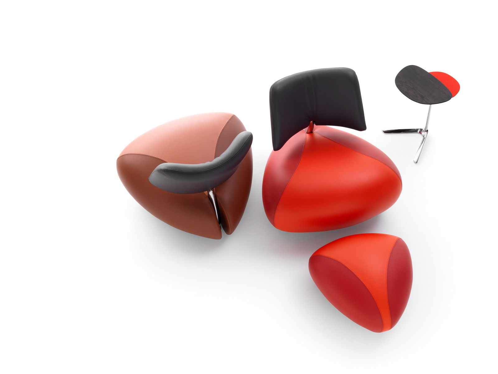 Leolux Sessel PALLONE in einer modernen, organischen Form mit rotem und schwarzem Leder, aus der Vogelperspektive betrachtet.