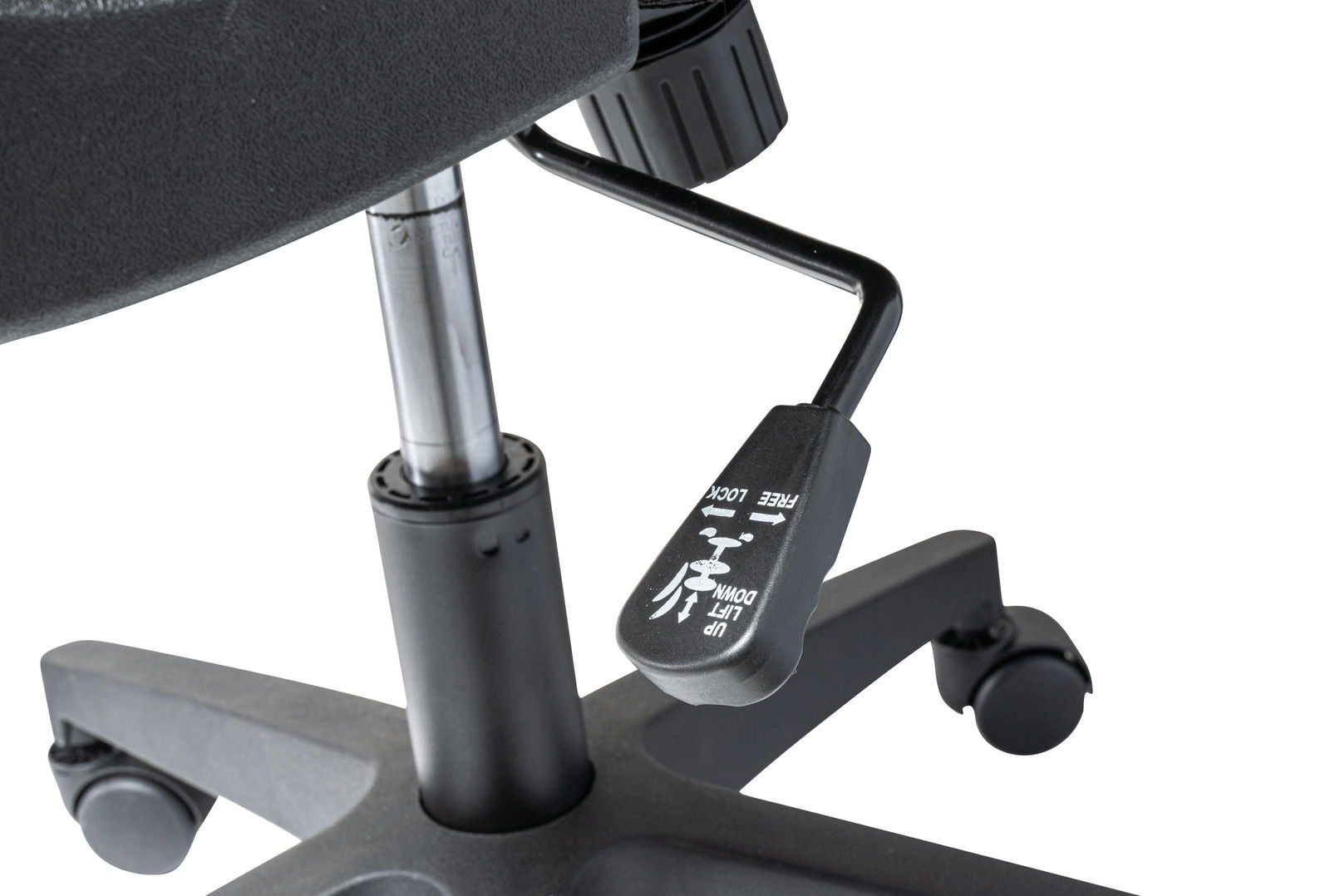 Nahaufnahme eines Drehstuhls von unten, Fokus auf die Höhenverstellung und Rollen.