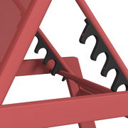 Nahaufnahme einer roten Sonnenliege mit verstellbarem Rückenlehnenmechanismus.