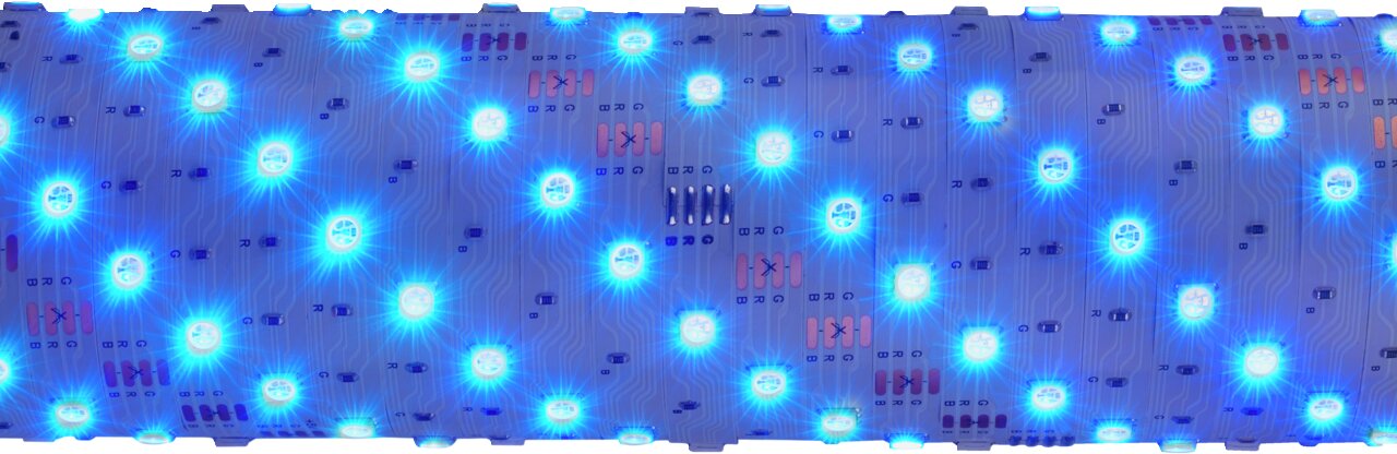 Nahaufnahme eines leuchtenden blauen USB RGB-LED Flexbands mit mehreren LEDs in einer Reihe.