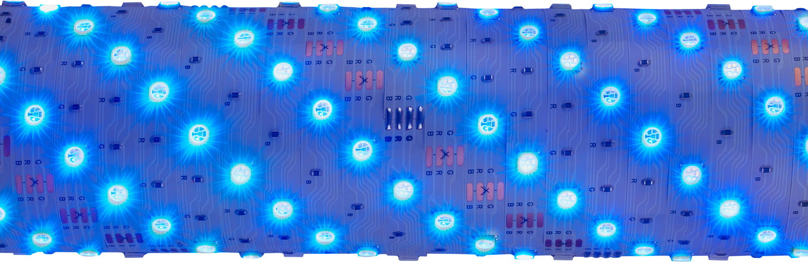 Nahaufnahme eines leuchtenden blauen USB RGB-LED Flexbands mit mehreren LEDs in einer Reihe.