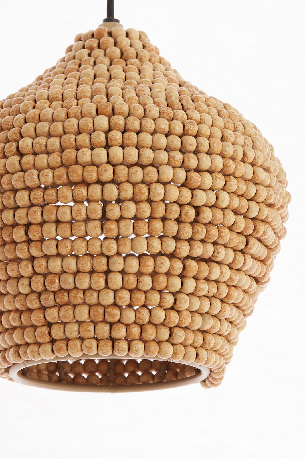 Hängeleuchte aus Holzperlen, Nahaufnahme von unten
