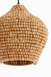 Hanglamp van houten kralen, close-up van onderaf