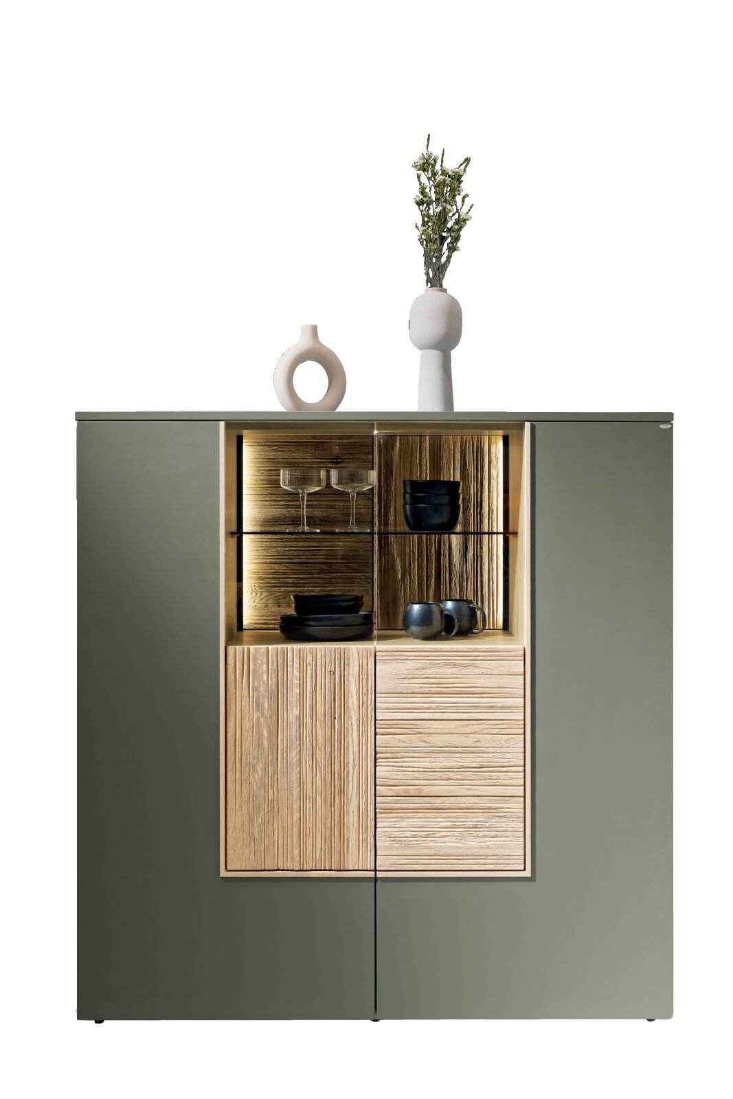 Voglauer Highboard V-LACERA LIVING Frontale Ansicht eines modernen Highboards mit grünen Türen, einem offenen Fach mit Beleuchtung und dekorativen Vasen oben.