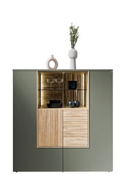 Frontale Ansicht eines modernen Highboards mit grünen Türen, einem offenen Fach mit Beleuchtung und dekorativen Vasen oben.