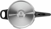 Draufsicht auf den Boden eines Schnellkochtopfs mit Griffen, Marke WMF, Modell TransTherm, aus Edelstahl.