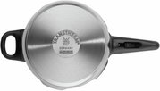 Draufsicht auf den Boden eines Schnellkochtopfs mit Griffen, Marke WMF, Modell TransTherm, aus Edelstahl.