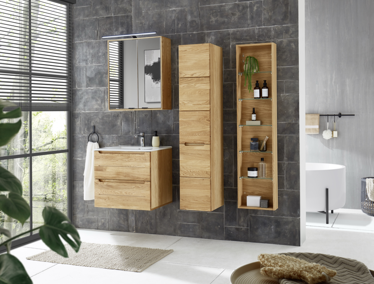 Moderner Hochschrank aus Holz in einem stilvollen Badezimmer, frontal betrachtet.