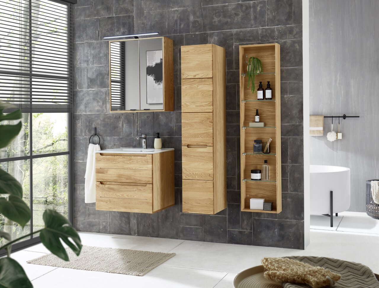 Linea Natura Hochschrank ALBANY Moderner Hochschrank aus Holz in einem stilvollen Badezimmer, frontal betrachtet.