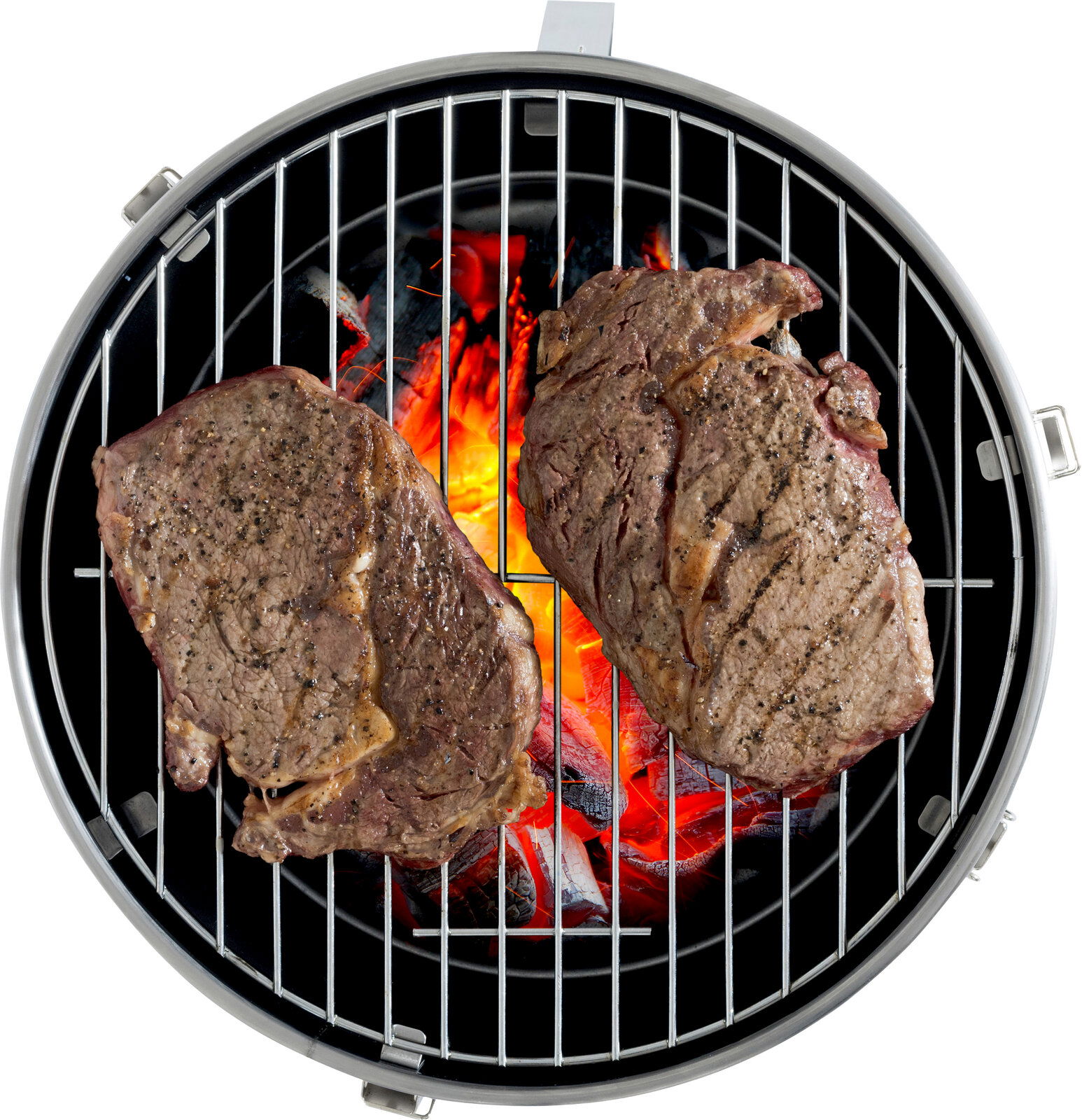 Draufsicht auf einen runden Holzkohlegrill mit glühender Kohle und zwei gegrillten Rindersteaks auf dem Grillrost