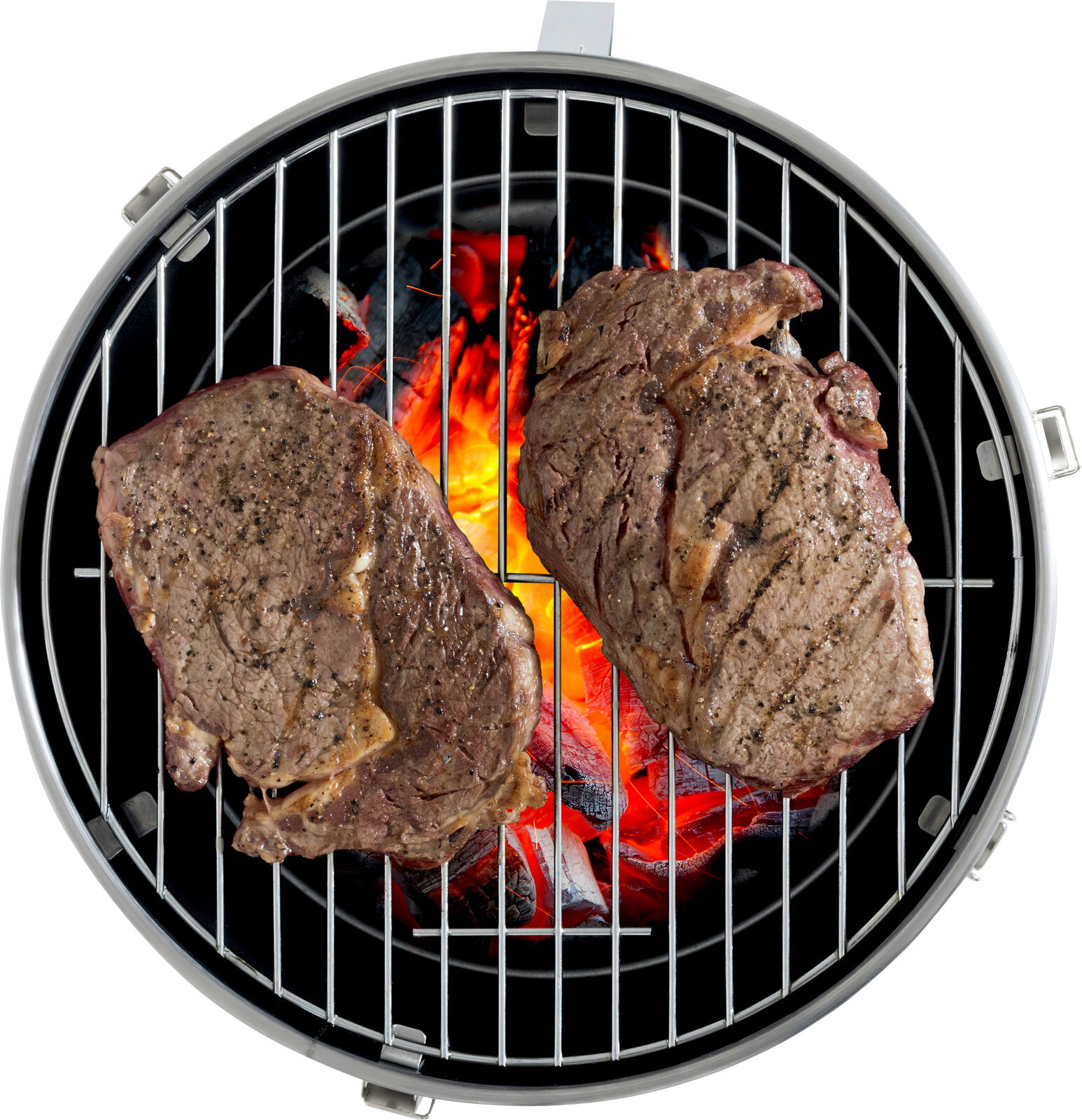 Draufsicht auf einen runden Holzkohlegrill mit glühender Kohle und zwei gegrillten Rindersteaks auf dem Grillrost