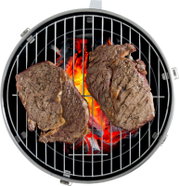 Draufsicht auf einen runden Holzkohlegrill mit glühender Kohle und zwei gegrillten Rindersteaks auf dem Grillrost