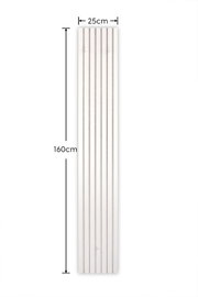 Vooraanzicht van een wit, geribbeld wandpaneel/radiatorbekleding met afmetingen van 160 cm hoog en 25 cm breed op een witte achtergrond