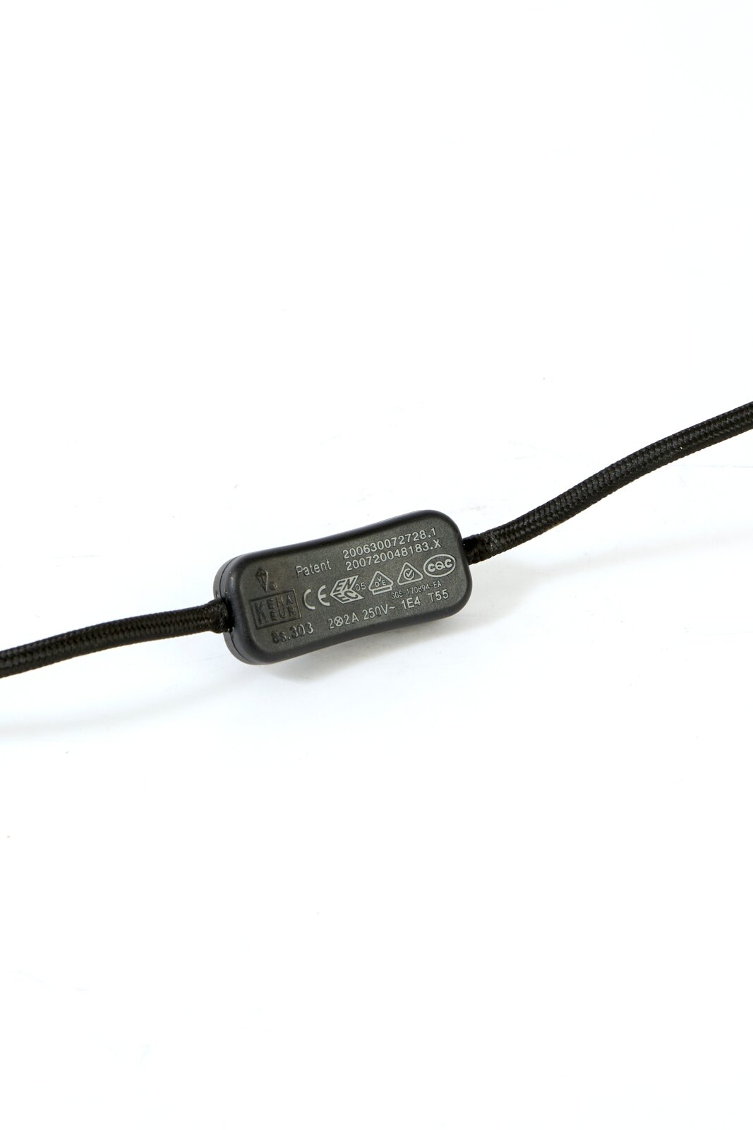 Close-up in schuin bovenaanzicht van de achterzijde van een zwarte snoerschakelaar aan een gevlochten elektriciteitskabel, met technische keurmerken en specificaties.