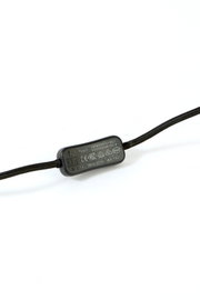 Close-up in schuin bovenaanzicht van de achterzijde van een zwarte snoerschakelaar aan een gevlochten elektriciteitskabel, met technische keurmerken en specificaties.