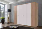 Sechstüriger Drehtürenschrank in modernem Design, frontal von rechts fotografiert, mit weißen Türen und Holzseiten.