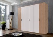 Sechstüriger Drehtürenschrank in modernem Design, frontal von rechts fotografiert, mit weißen Türen und Holzseiten.