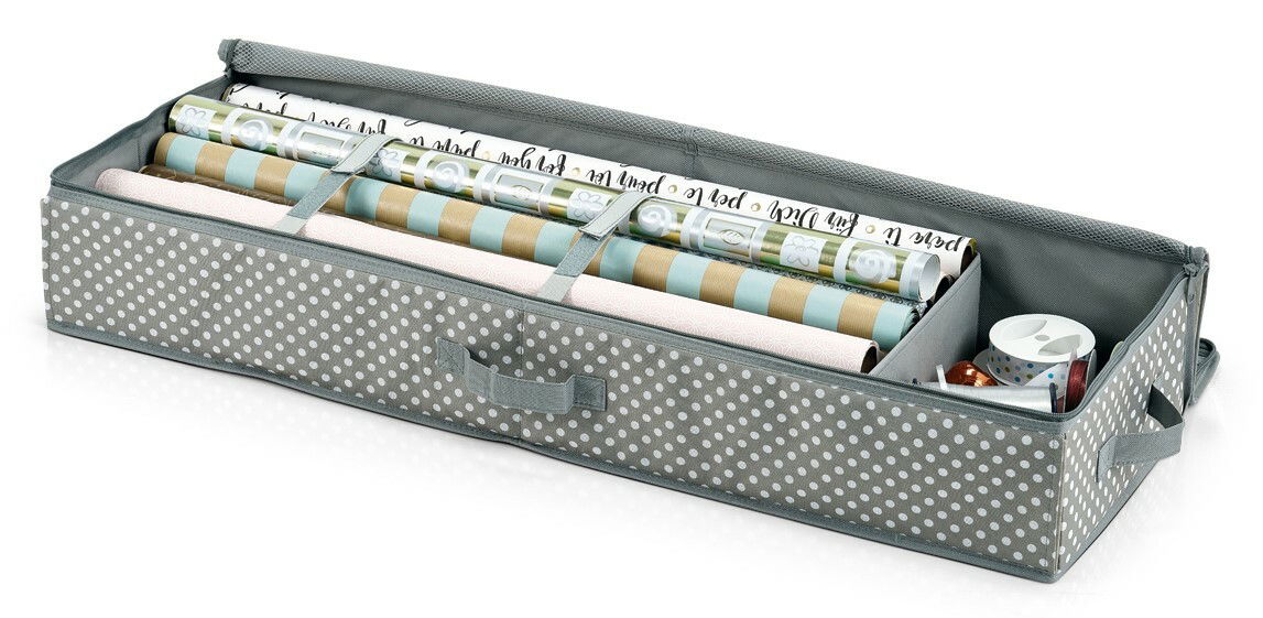 Geschenkpapier-Organizer aus Poly in einer schrägen Perspektive, gefüllt mit verschiedenen Geschenkpapierrollen und Bändern, mit einem gepunkteten Muster auf der Außenseite.