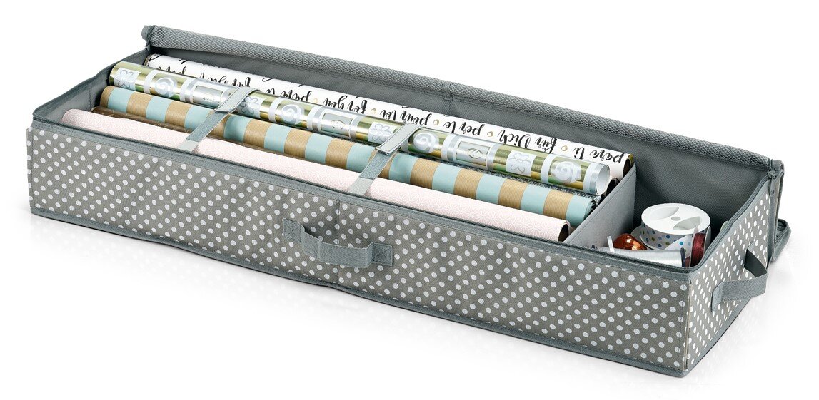 Zeller Present Geschenkpapier-Organizer Geschenkpapier-Organizer aus Poly in einer schrägen Perspektive, gefüllt mit verschiedenen Geschenkpapierrollen und Bändern, mit einem gepunkteten Muster auf der Außenseite.