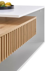 Moderner Couchtisch mit weißer Oberfläche und Holzlamellen, seitliche Perspektive
