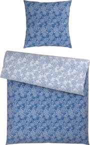 Blau-weiße Bettwäsche mit feinem Blumenmuster, Deckenbezug mit umgeschlagener Oberkante und passendem Kissenbezug, frontale Ansicht