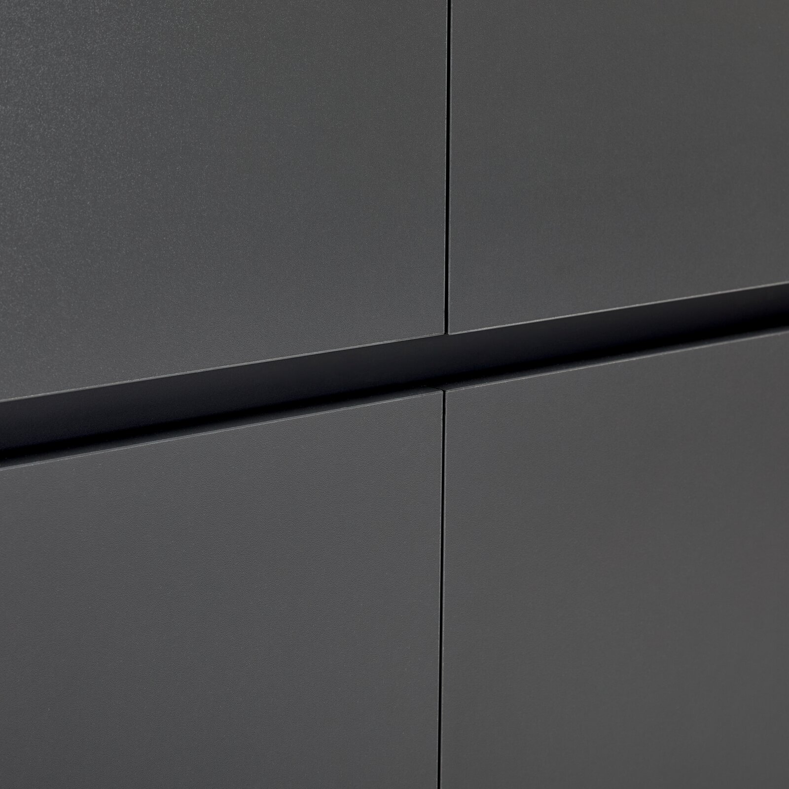 Nahaufnahme eines grauen XXL-Schuh- und Mehrzweckschranks mit glatter Oberfläche und klaren Linien.