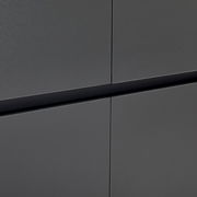 Nahaufnahme eines grauen XXL-Schuh- und Mehrzweckschranks mit glatter Oberfläche und klaren Linien.