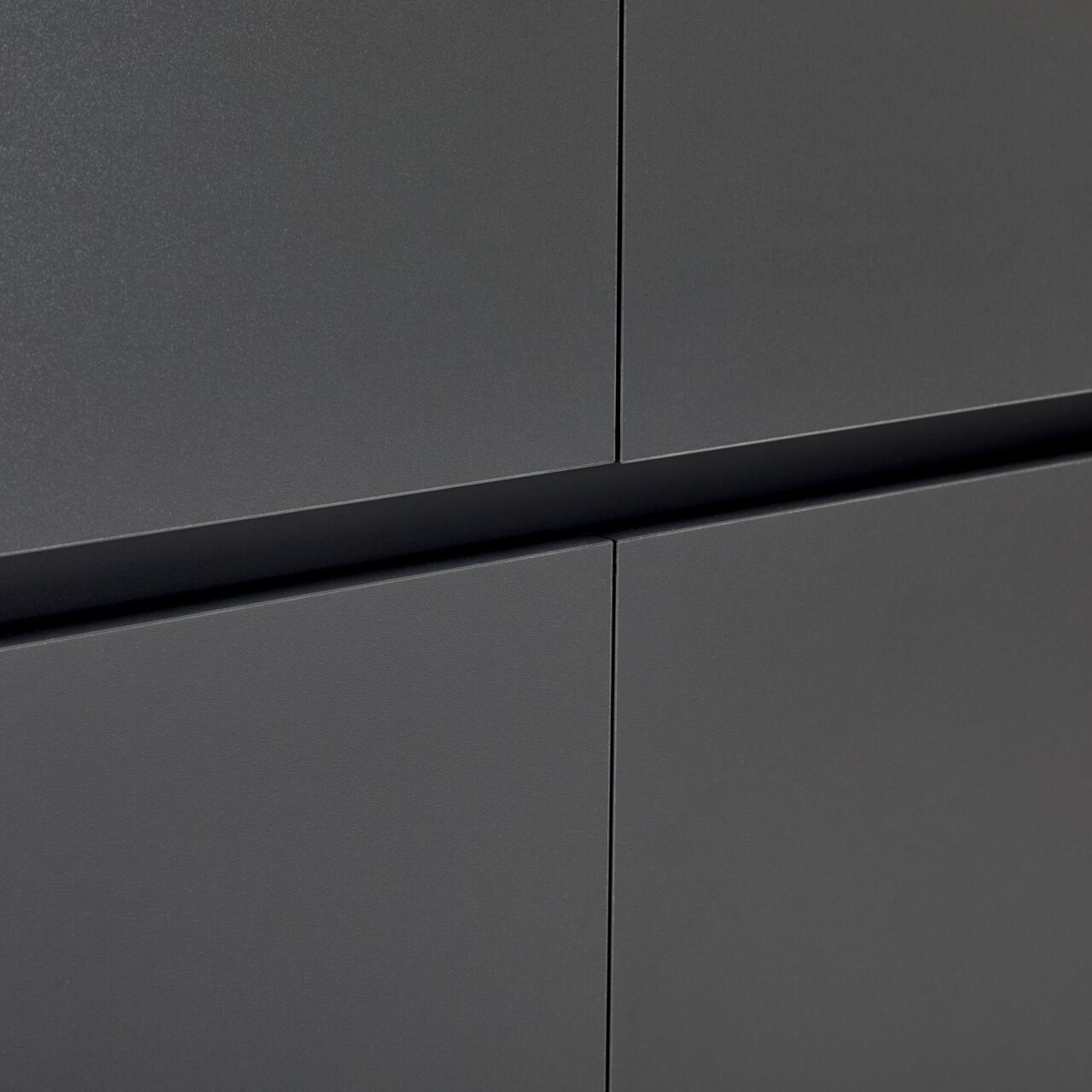 Nahaufnahme eines grauen XXL-Schuh- und Mehrzweckschranks mit glatter Oberfläche und klaren Linien.