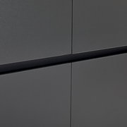 Nahaufnahme eines grauen XXL-Schuh- und Mehrzweckschranks mit glatter Oberfläche und klaren Linien.