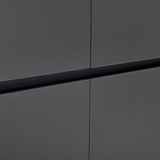 Nahaufnahme eines grauen XXL-Schuh- und Mehrzweckschranks mit glatter Oberfläche und klaren Linien.