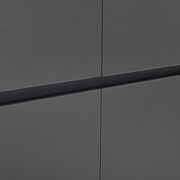 Nahaufnahme eines grauen XXL-Schuh- und Mehrzweckschranks mit glatter Oberfläche und klaren Linien.