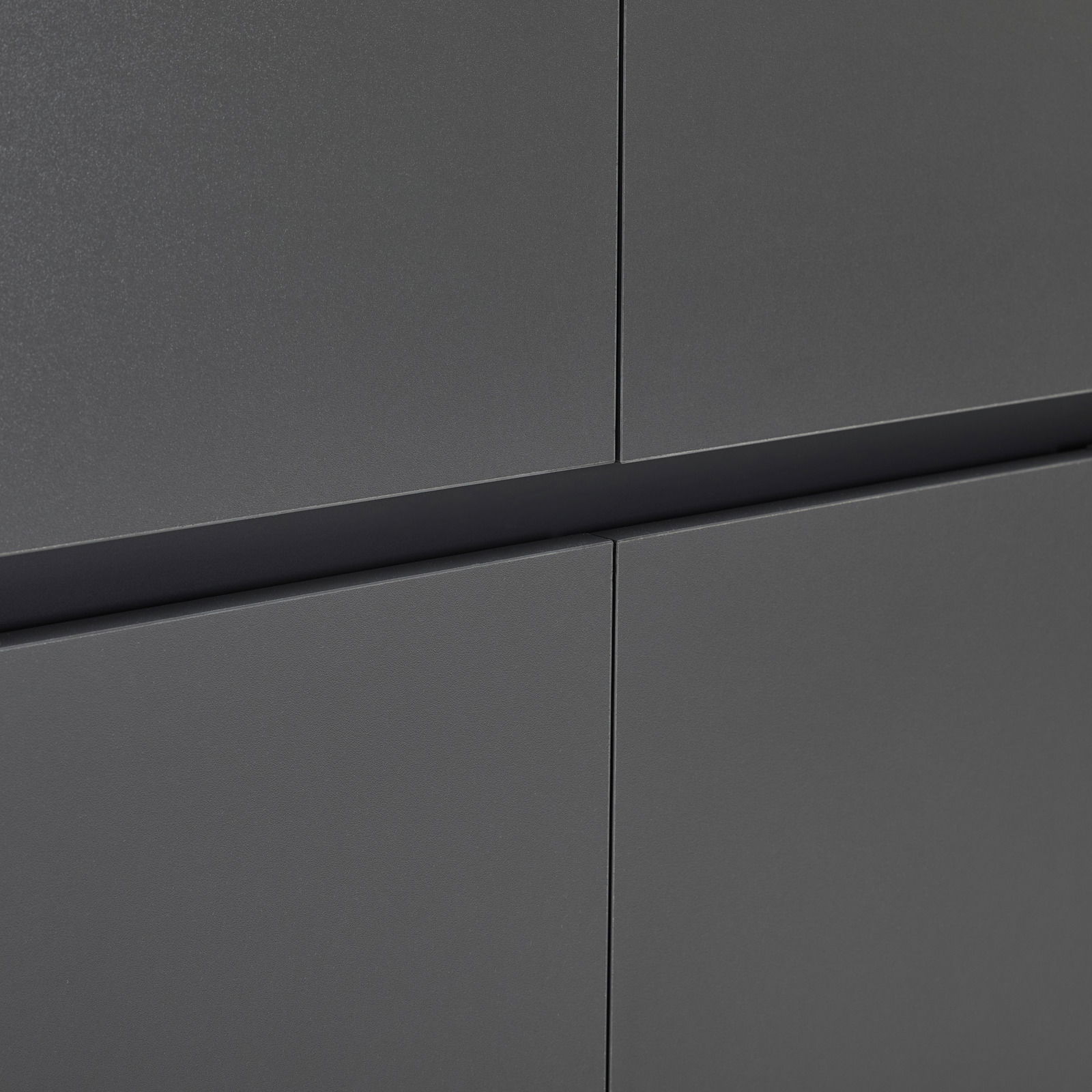 Nahaufnahme eines grauen XXL-Schuh- und Mehrzweckschranks mit glatter Oberfläche und klaren Linien.