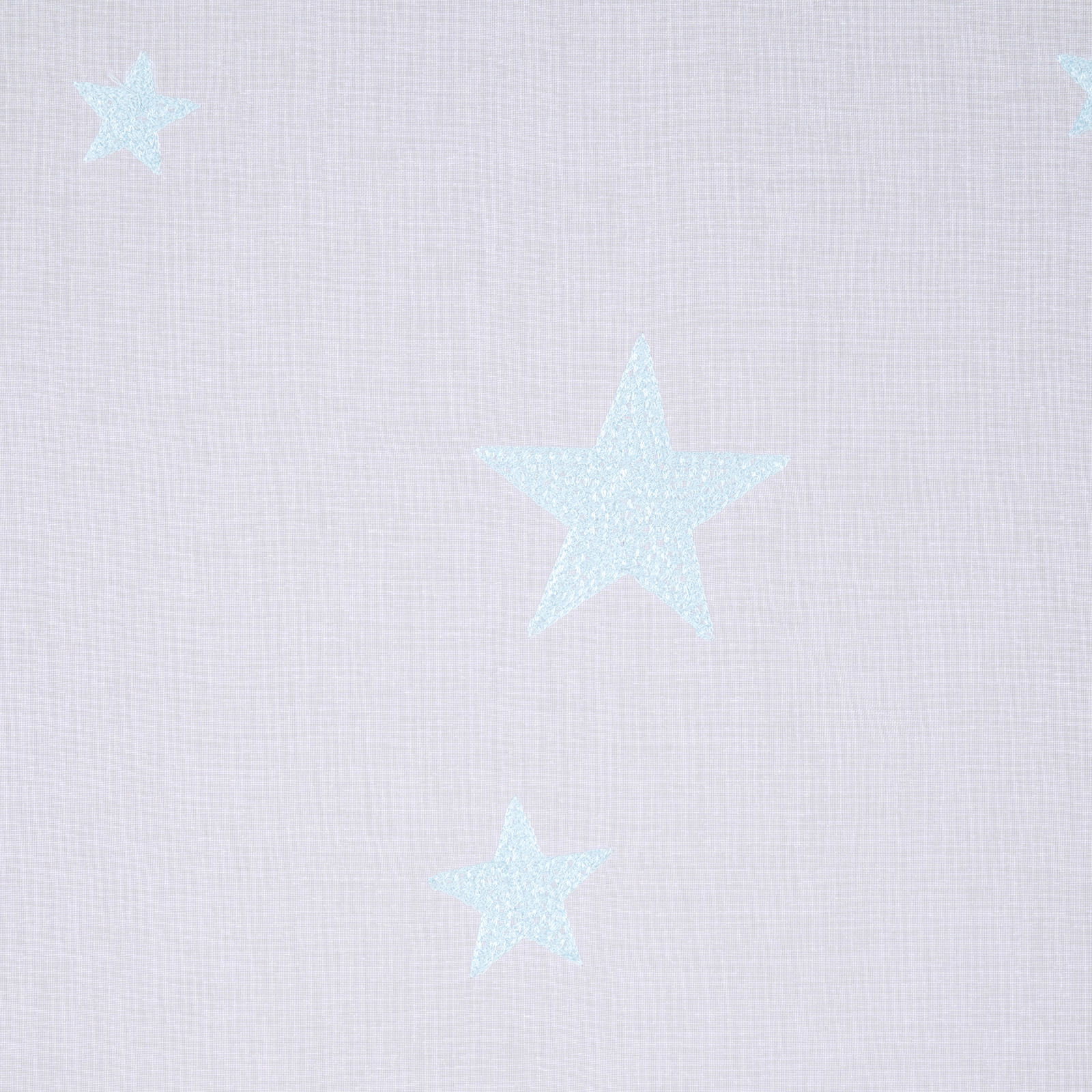 Fertigvorhang mit hellblauen Sternen auf weißem Hintergrund, Draufsicht