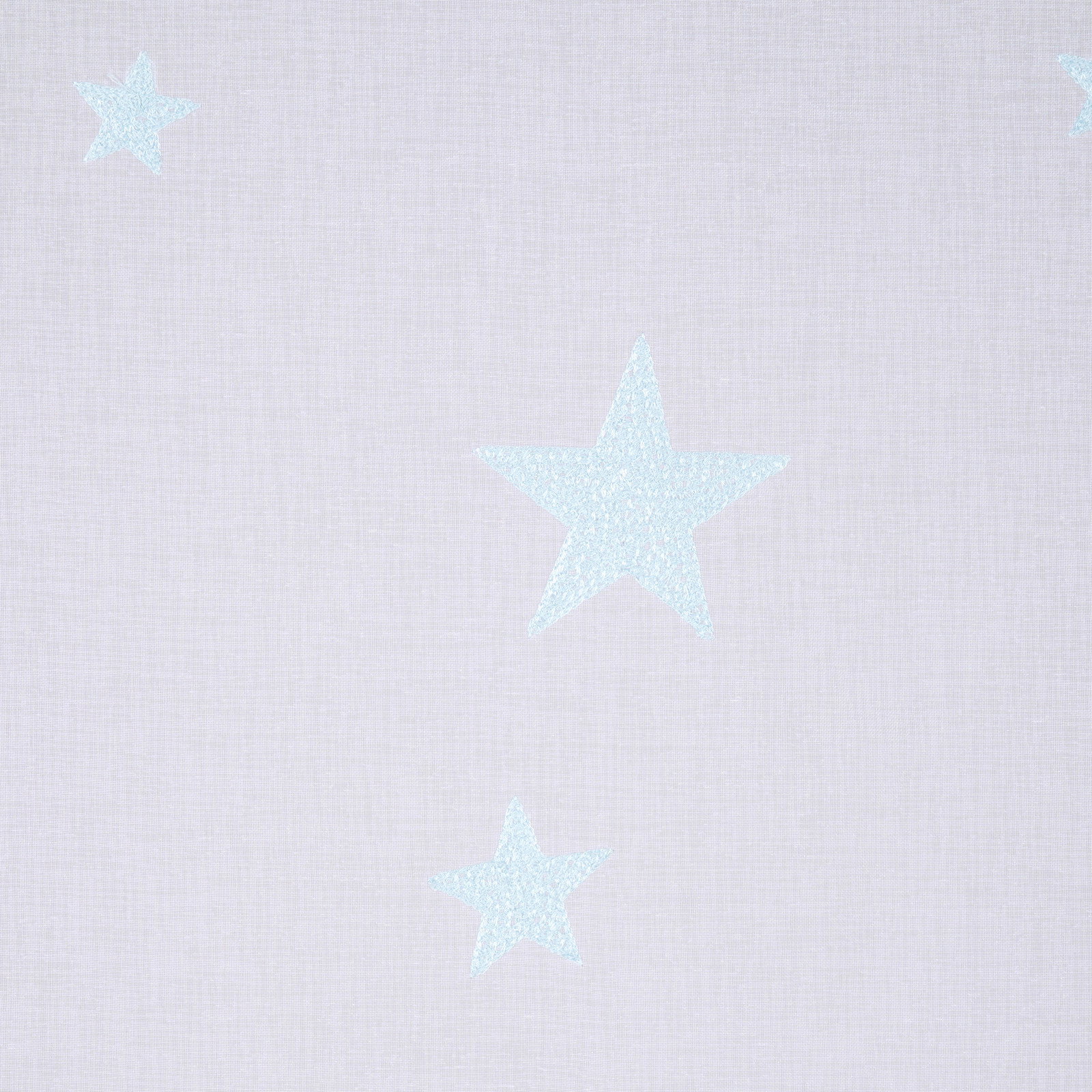 Fertigvorhang mit hellblauen Sternen auf weißem Hintergrund, Draufsicht