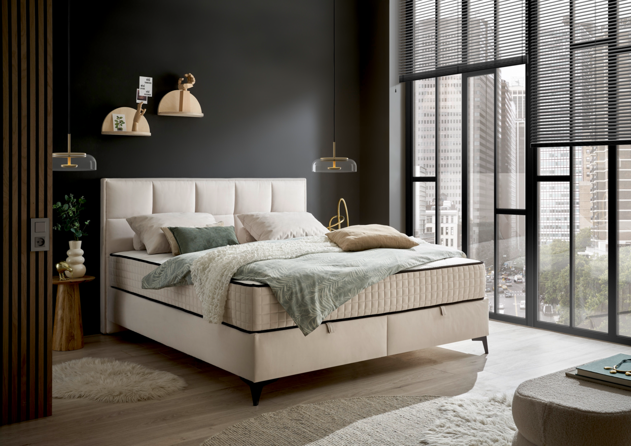 Modernes Boxbett in einem stilvollen Schlafzimmer mit großen Fenstern und eleganter Dekoration, seitliche Perspektive.