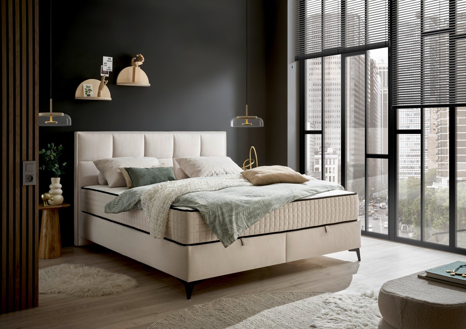 Modernes Boxbett in einem stilvollen Schlafzimmer mit großen Fenstern und eleganter Dekoration, seitliche Perspektive.