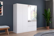 Moderner weißer Drehtürenschrank mit vier Türen, teilweise mit Spiegel, in einem stilvoll eingerichteten Schlafzimmer, seitliche Perspektive.