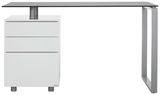 Moderner Schreibtisch mit weißem Korpus und drei Schubladen, seitliche Perspektive