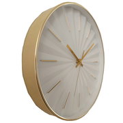 Goldene Wanduhr mit modernem Design und runden, erhabenen Linien auf dem Zifferblatt, seitliche Perspektive