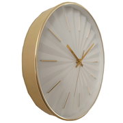 Goldene Wanduhr mit modernem Design und runden, erhabenen Linien auf dem Zifferblatt, seitliche Perspektive