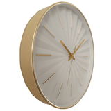 Goldene Wanduhr mit modernem Design und runden, erhabenen Linien auf dem Zifferblatt, seitliche Perspektive