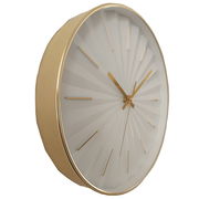 Goldene Wanduhr mit modernem Design und runden, erhabenen Linien auf dem Zifferblatt, seitliche Perspektive