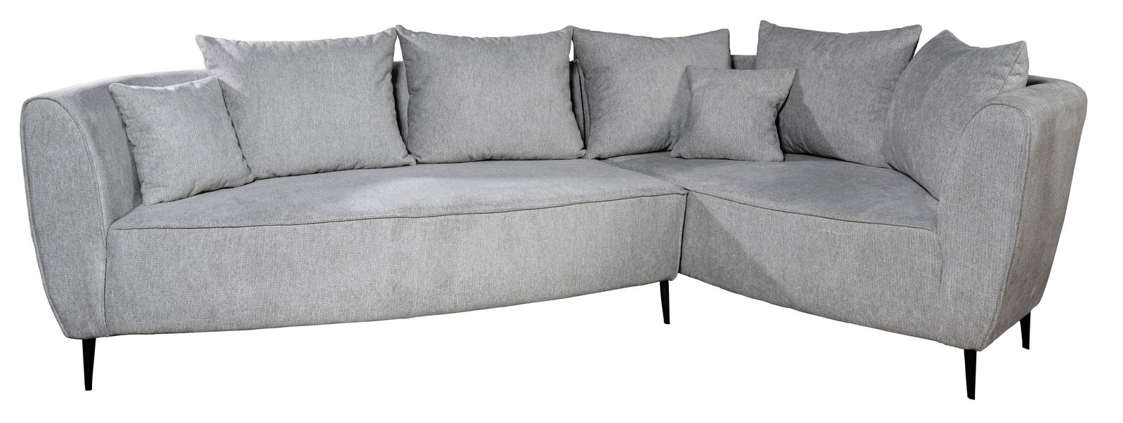 Graues, modernes Ecksofa mit mehreren Kissen, Ansicht von vorne.