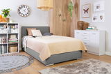 Gemütliches Boxbett 120 in einem stilvoll eingerichteten Schlafzimmer, seitliche Perspektive
