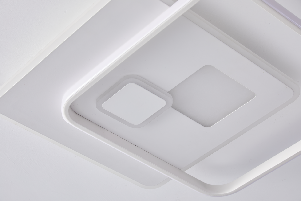 Moderne LED-Deckenleuchte in quadratischem Design, von unten betrachtet.